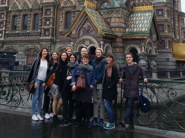 Gruppenbild vor der Auferstehungskirche in Sankt Petersburg