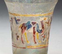 Beaker with camels, probably Murano, around 1300. Museum Kunstpalast, Düsseldorf, Glasmuseum Hentrich, on loan by Karl Amendt. (Photo: LVR-ZMB, Stefan Arendt)