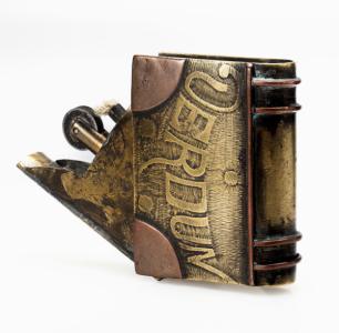 Briquet, Frankreich, um 1916. Messing, Kupfer. 5,5 × 4,3 × 1,5 cm. Privatsammlung, © Nicolai Kästner