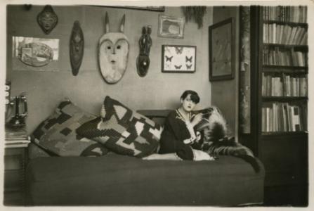 Simone Kahn dans l’atelier du 42, rue Fontaine, vers 1927, photographie © Collection particulière, Paris.