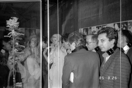 Les Immatériaux, vernissage le 28 mars 1985, Centre Pompidou, Paris, Thierry Chaput derrière Jean-François Lyotard, avec Jack Lang et Mme Pompidou (de droite à gauche), site “Toutes les copies”.